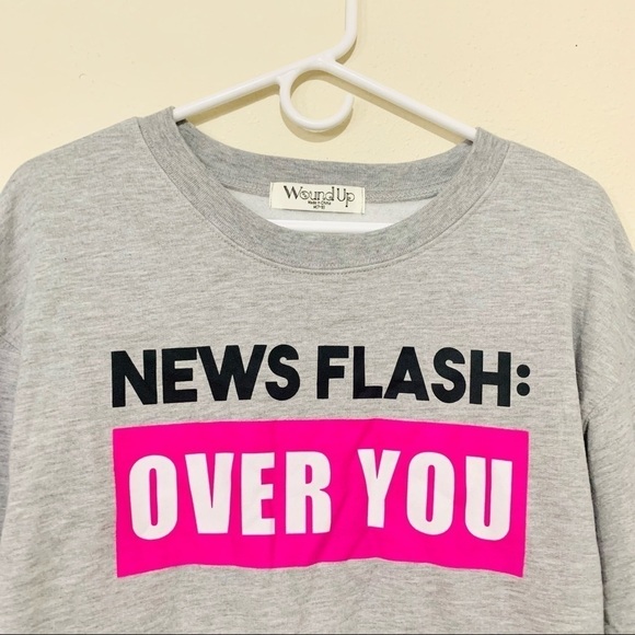 NWT WOUND UP NEWS FLASH OVER YOU SWEATSHIRT M - Picture 4 of 9